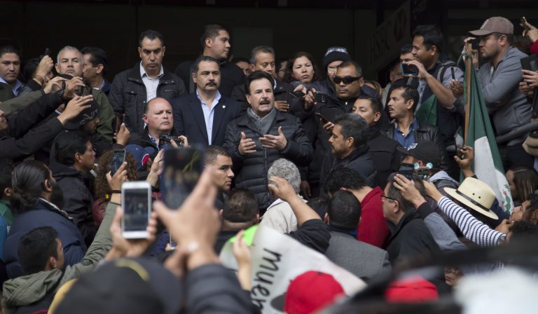 Firma Alcalde de Tijuana compromiso con manifestantes
