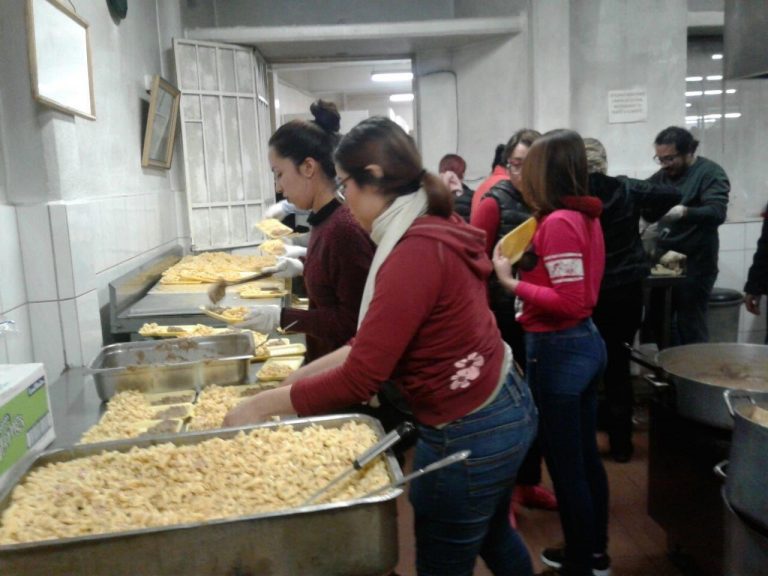 Llevan comida Voluntarios de Caliente Ayuda a personas en desamparo de Tijuana