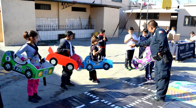 Policías de Tijuana conviven con niños de primaria en celebración del “Día de Reyes”
