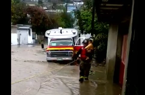 Rescatan Bomberos a 7 personas de una “Calafia”