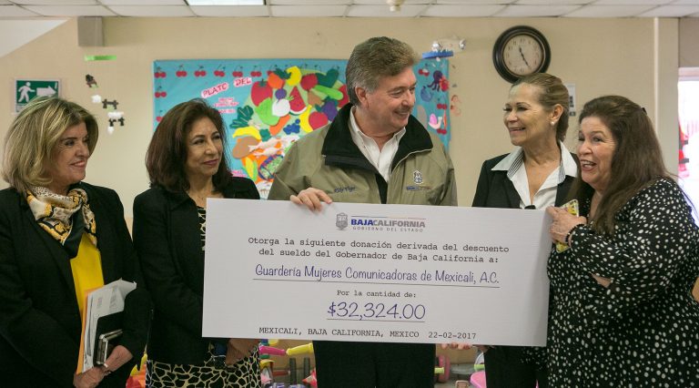 El Gobernador de B.C. entrego donativo de sueldo a Guardería Mujeres de Mexicali