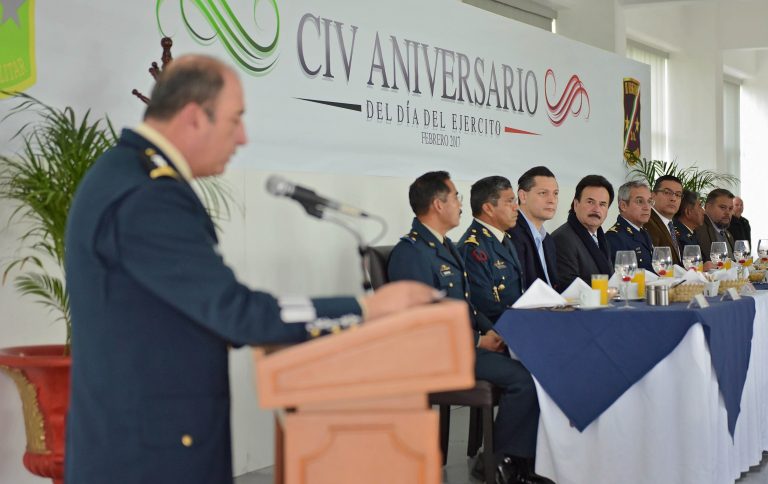 Felicita a miembros del Ejército Mexicano durante la celebración del 104 Aniversario