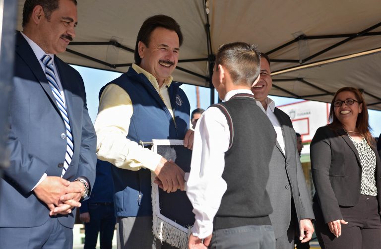 Encabeza alcalde de Tijuana lunes cívico y se reúne con padres de familia
