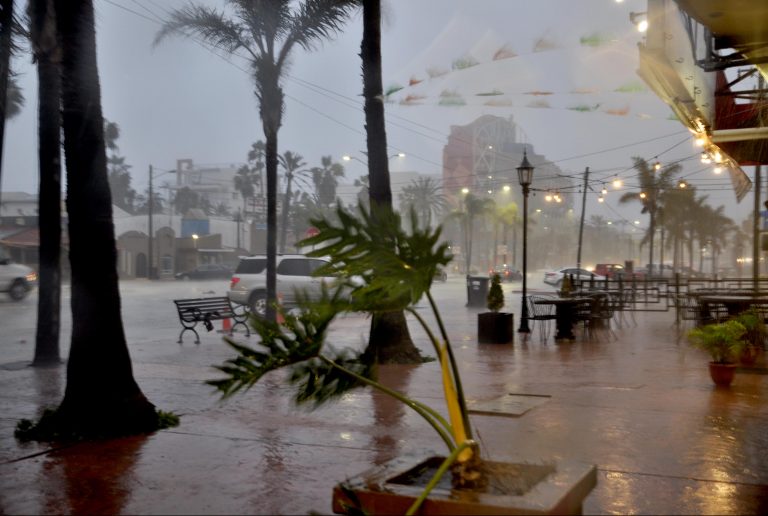 Ayuntamiento de Playas de Rosarito declara estado  de alerta por riesgo hidrometeorológico