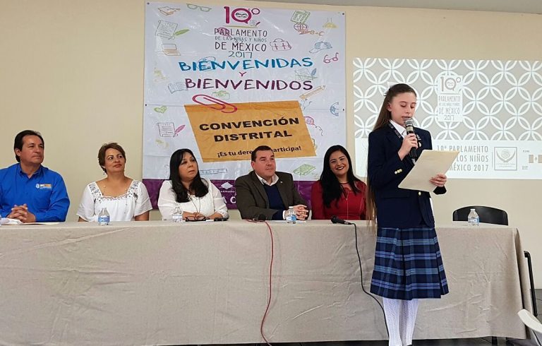 Alumna entrega cuentas de su participación en el parlamento de las niñas y los niños de México