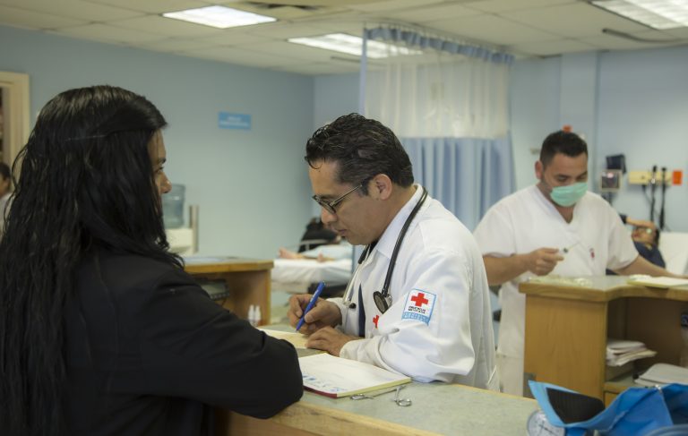 Alcaldía y Cruz Roja acuerdan contrato de servicios médicos