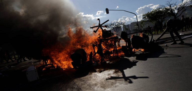 Las protestas contra el presidente Temer paralizan el Gobierno de Brasil