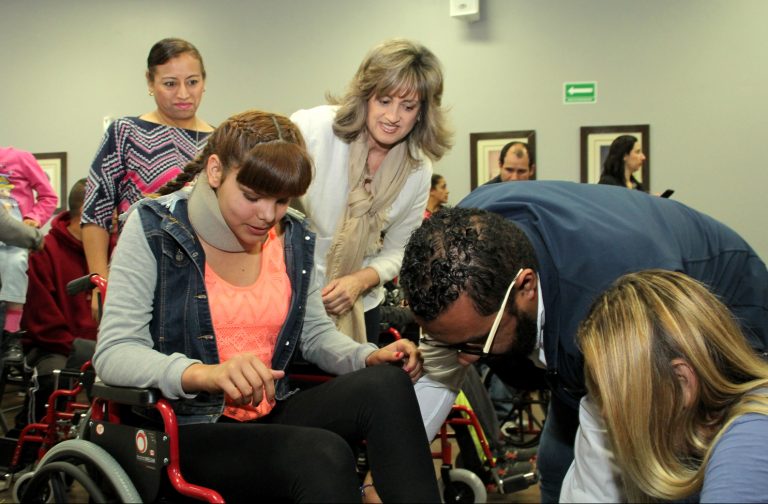Reciben niñas y niños  con discapacidad sillas de ruedas a través DIF Tijuana