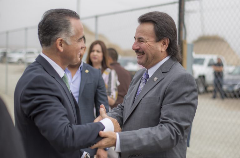 Reconoce alcalde labor de buenos policías y bomberos por Tijuana