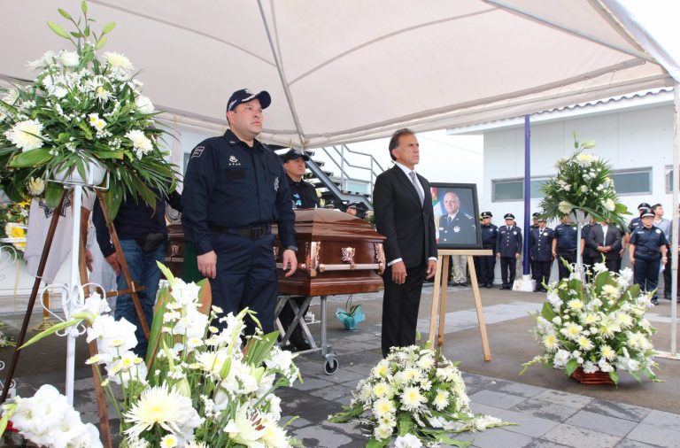 La Policia Federal y el Gobierno del estado de veracruz  realizan homenaje de cuerpo presente al Comisario Camilo Castane Velasco