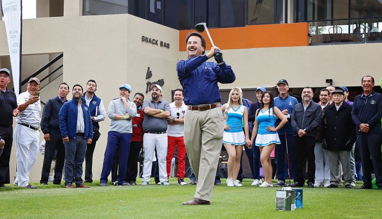 Da alcalde bastonazo de salida en torneo de golf para apoyar a adultos mayores