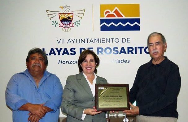 Recibe Mirna Rincón reconocimiento de los residentes del nuevo Centro de Población Popotla