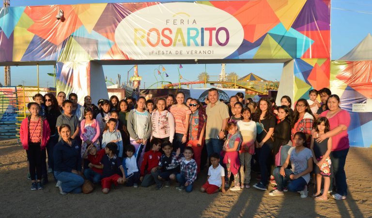 Disfrutan niños de casas hogar las atracciones de la Feria Rosarito 2017