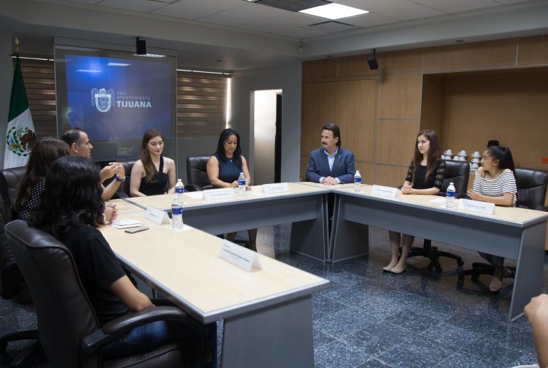 Reconoce alcalde a jóvenes como embajadoras de Tijuana en el extranjero