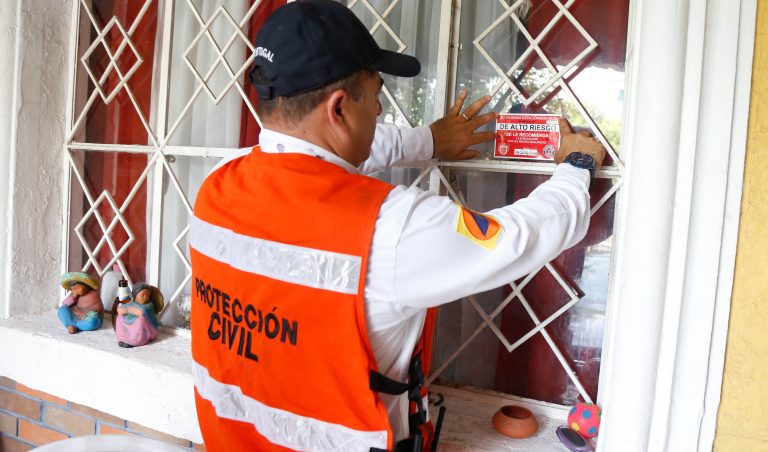 Protección Civil alerta a vecinos sobre riesgo de derrumbe en Sánchez Taboada