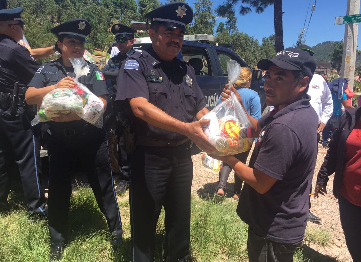 Policía Federal entrega despensas a los afectados por las lluvias en la comunidad de Guadalupe y Calvo en Chihuahua