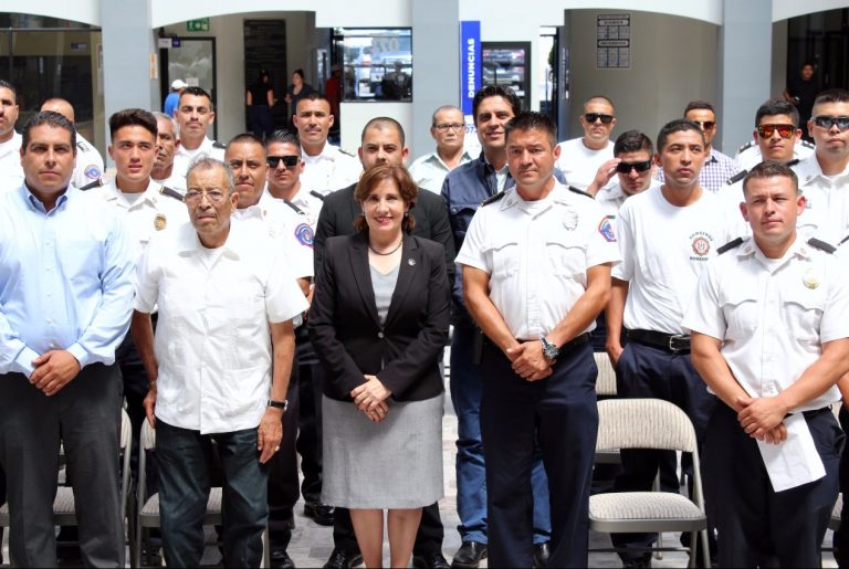 Mirna Rincón entrega estímulos económicos a bomberos