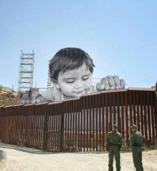 Artista francés instala mural sobre franja fronteriza de Tecate
