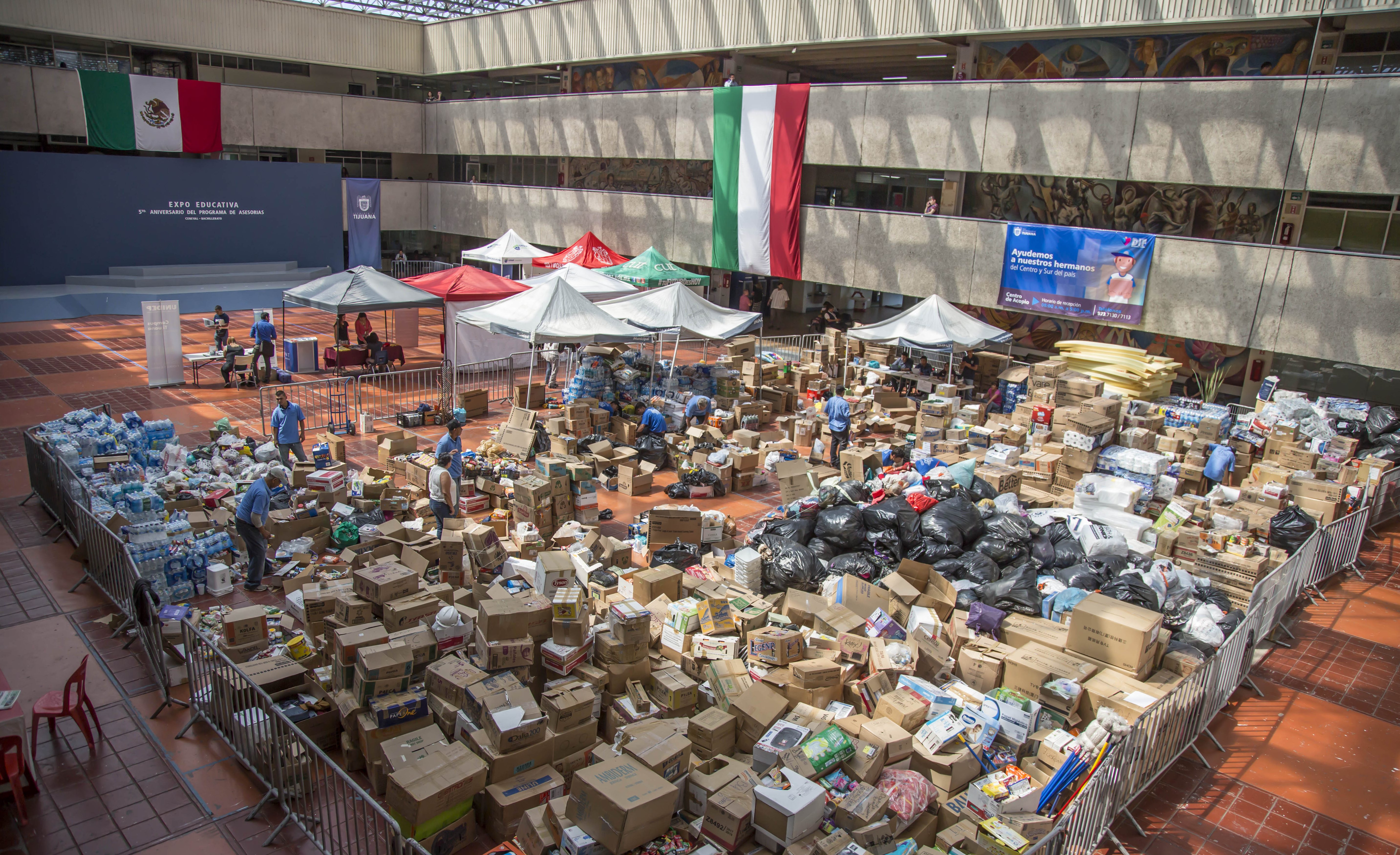 Donan tijuanenses 40 toneladas de víveres para damnificados por sismo
