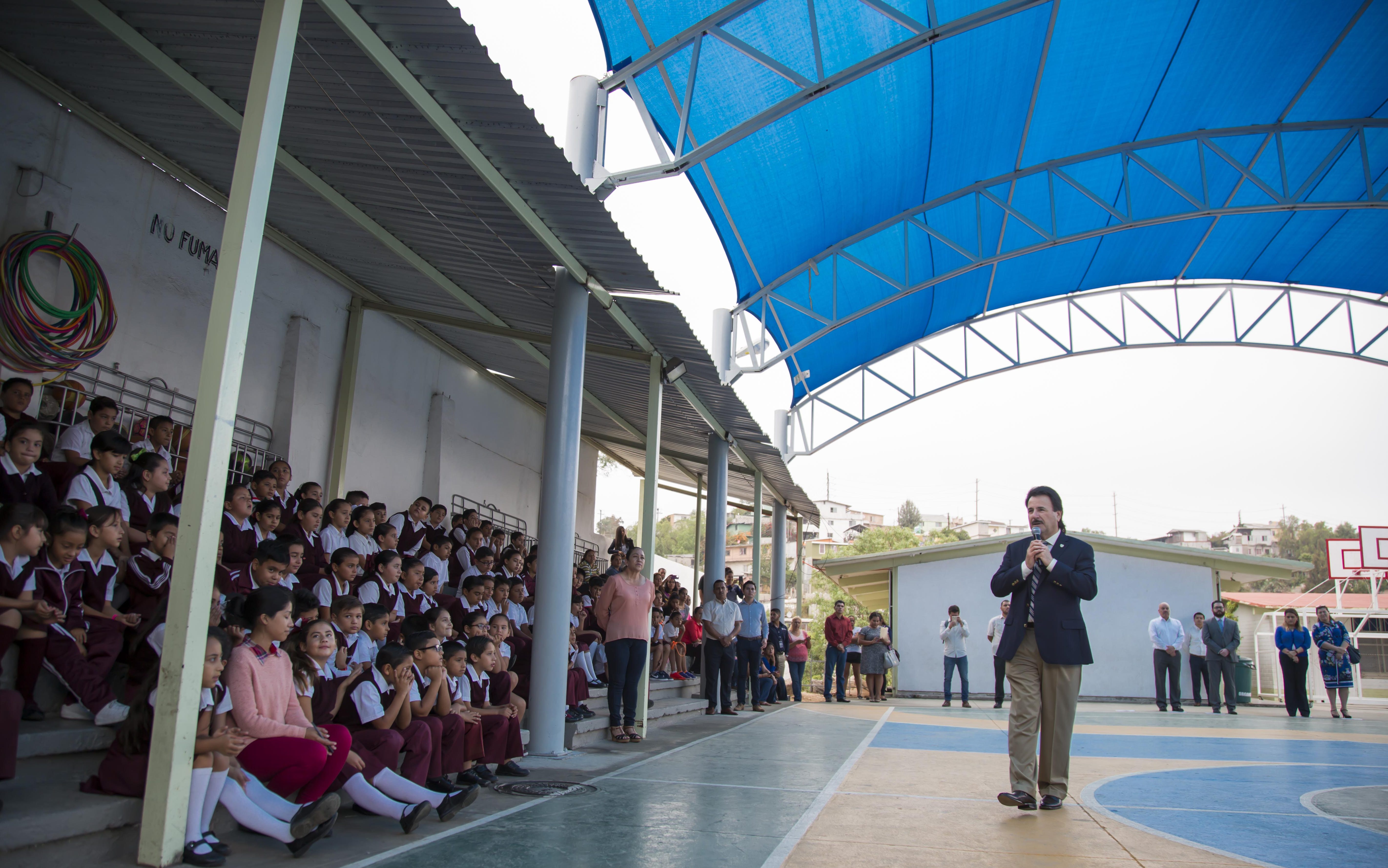 Cumple alcalde con instalación de malla-sombra en escuela