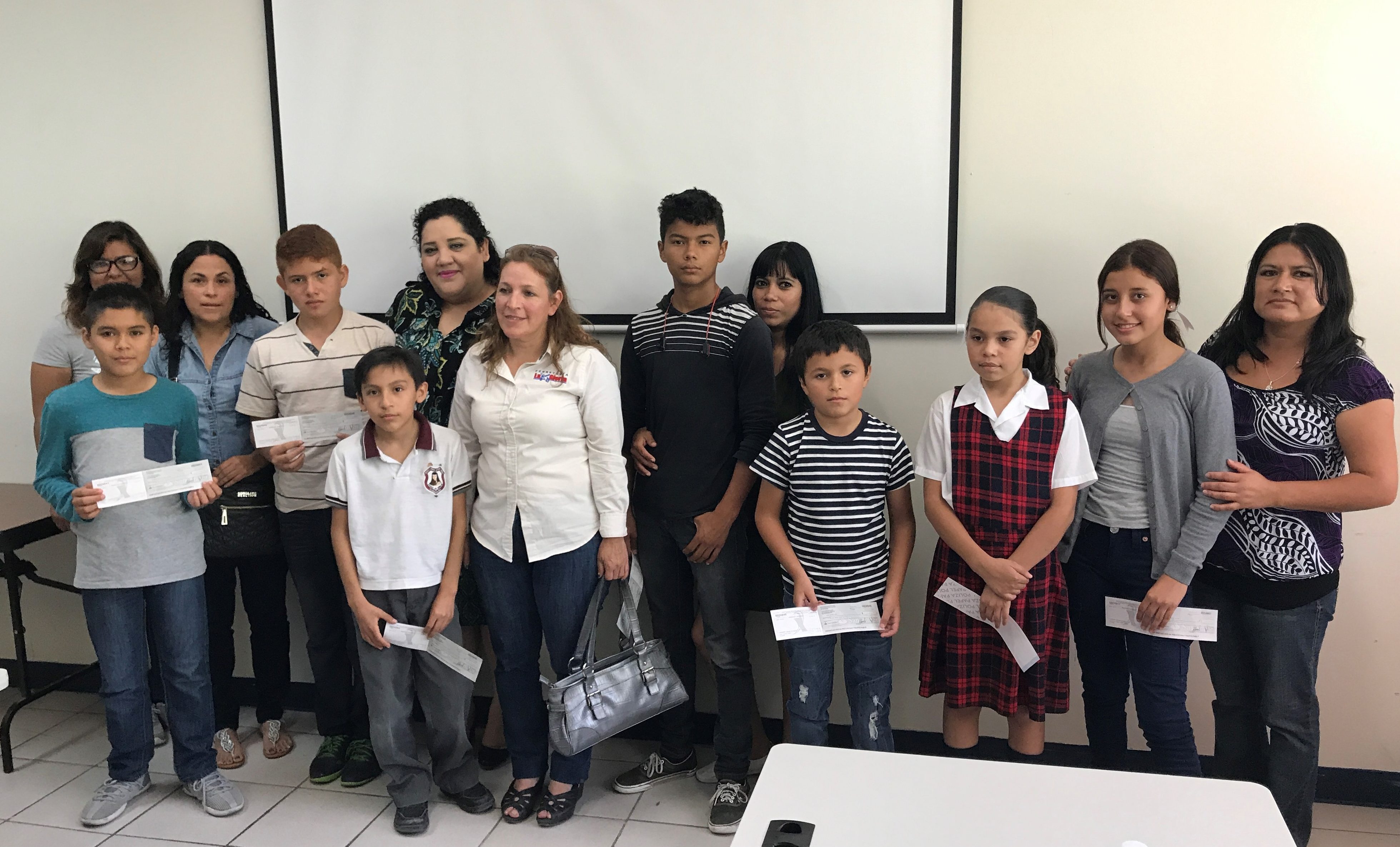 Reciben beca alumnos de primarias y secundarias de Tijuana