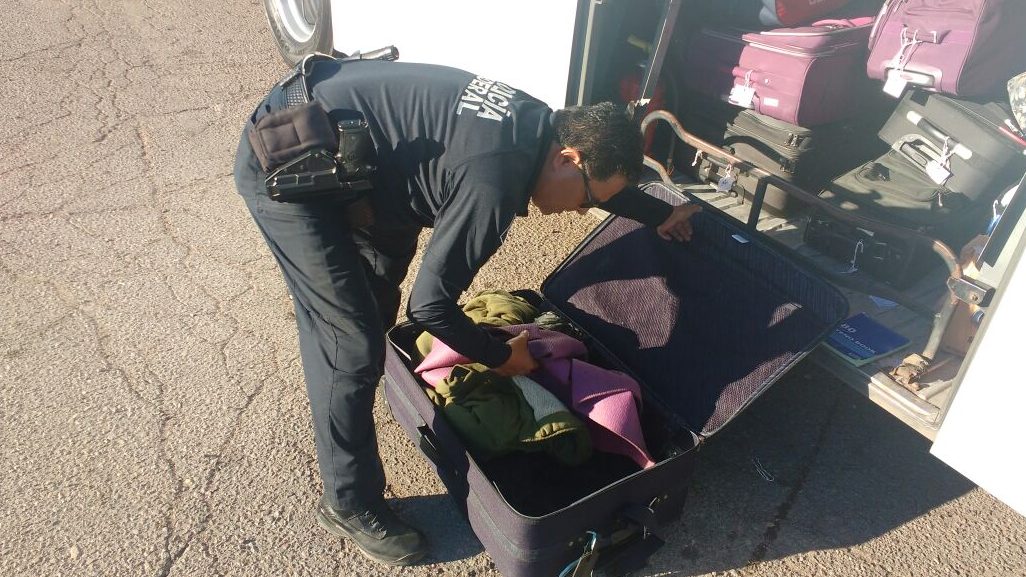 Policía Federal detiene a sujeto en un autobús con heroína y cuatro armas de fuego en Sonora