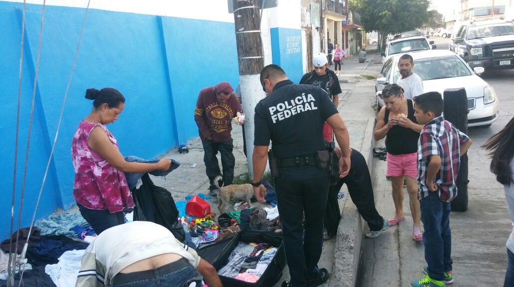Policía Federal entrega alimentos y ropa a personas en situación de calle en Tijuana