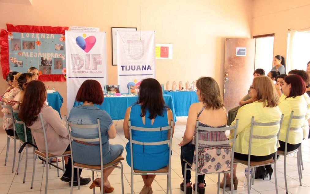 Mujeres victimas de violencia son capacitadas durante su estancia en refugio temporal de DIF Tijuana