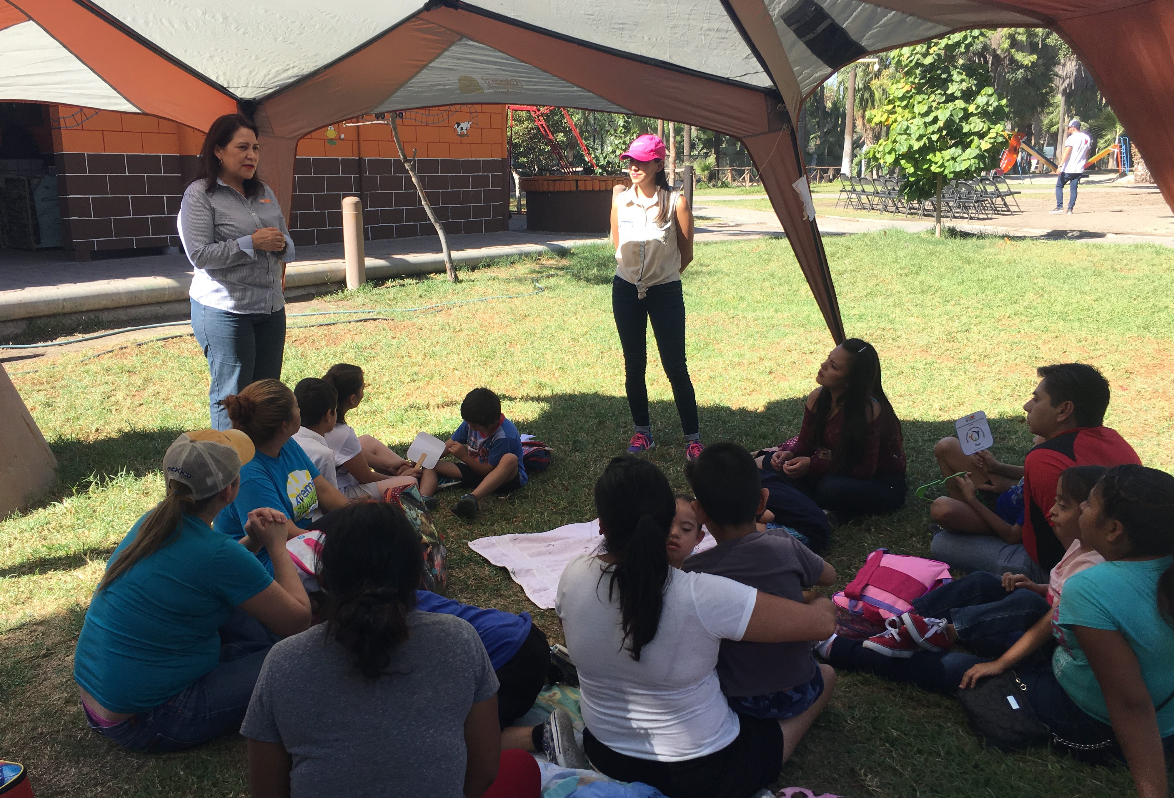 Reúne SEE a padres de hijos con discapacidad en Parque Morelos
