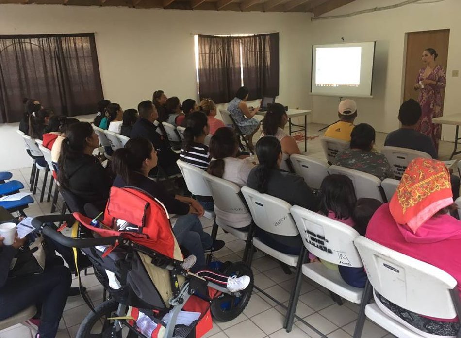 Melba Olvera sostuvo un diálogo con familias de estudiantes del CAM Jardín Guaycura