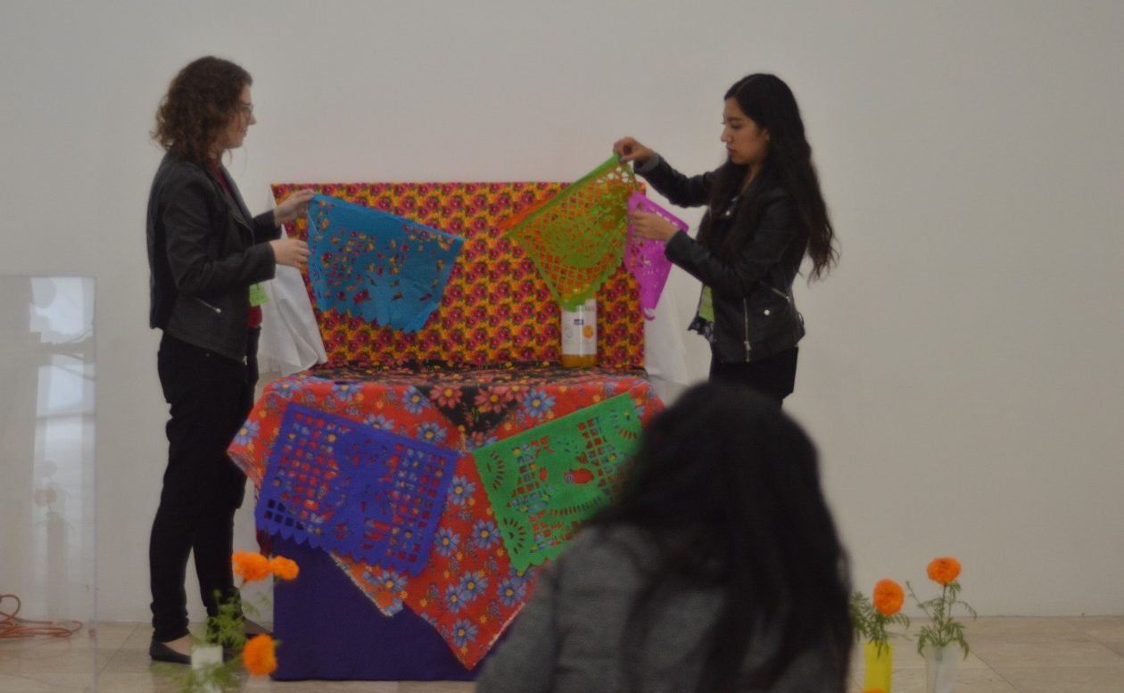 Ofrece IMAC altar comunitario por dia de muertos en el museo de historia de Tijuana