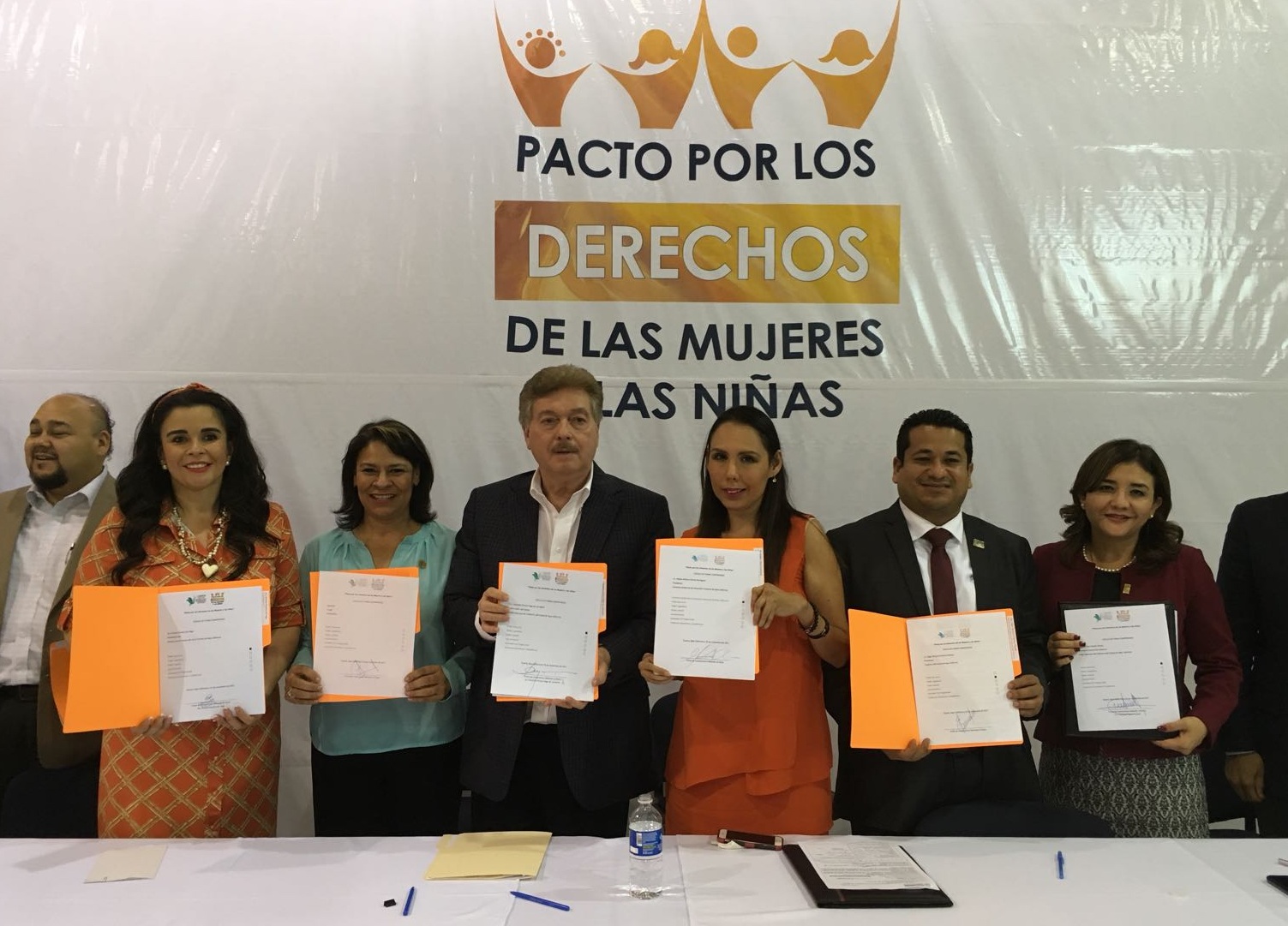Firman pacto por los derechos de las mujeres y las niñas