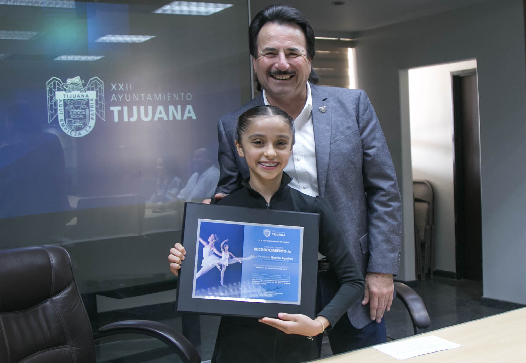 Entrega alcalde reconocimiento a niña campeona del Premio a la Excelencia CIAD 2017