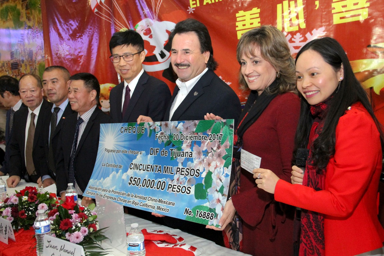 Niños y adultos mayores celebran Navidad con comunidad china