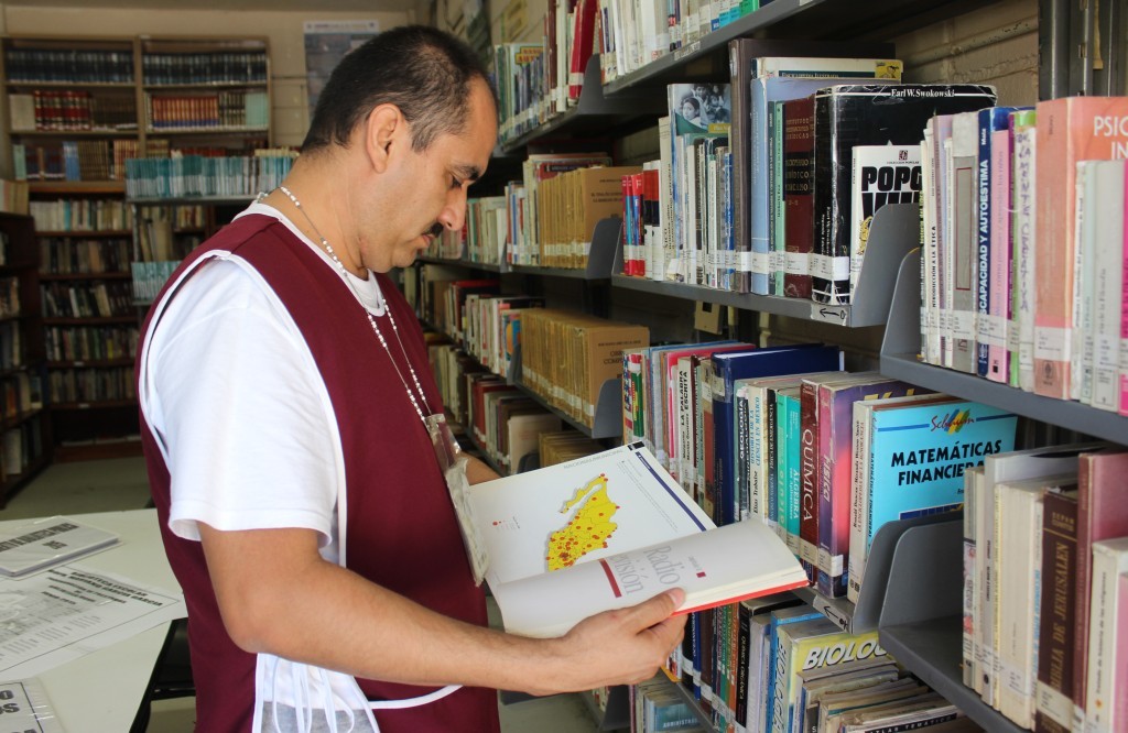 Invita SSPE a participar en donación de libros para penales en BC