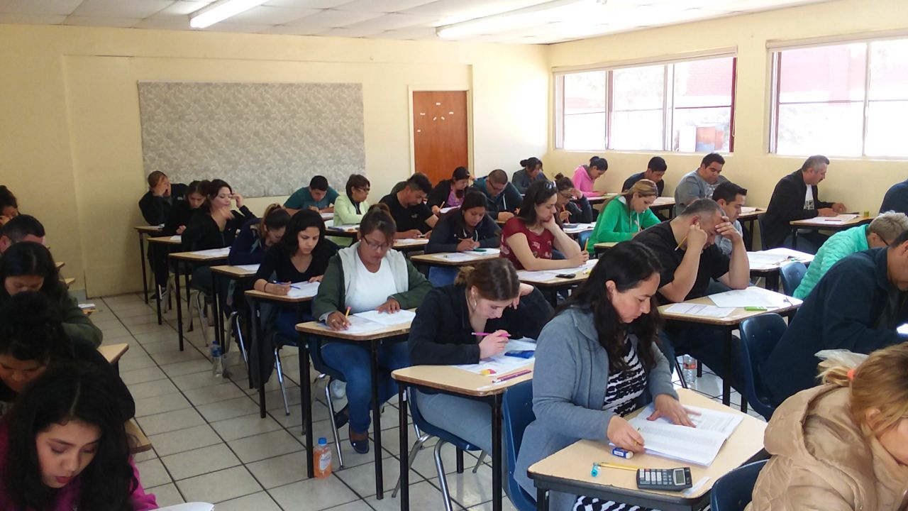 Presentan más de 200 personas examen CENEVAL en preparatoria municipal