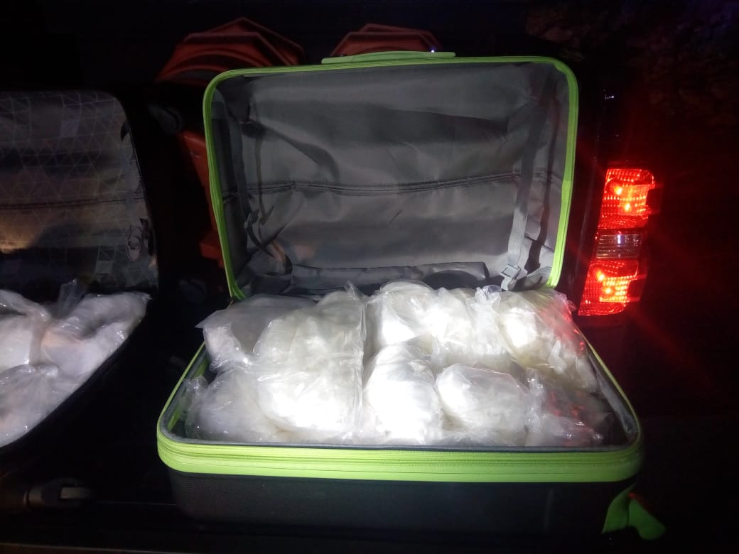 Policía Federal aseguró dos maletas con 31 kilos de cristal dentro de un autobús de pasajeros en Sinaloa