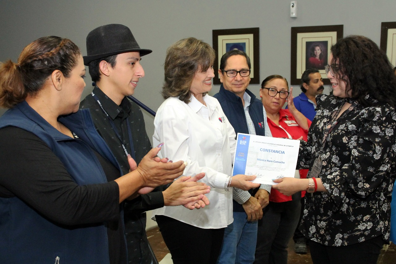 Servidores públicos concluyeron taller de lecto-escritura en Sistema Braille de DIF Tijuana