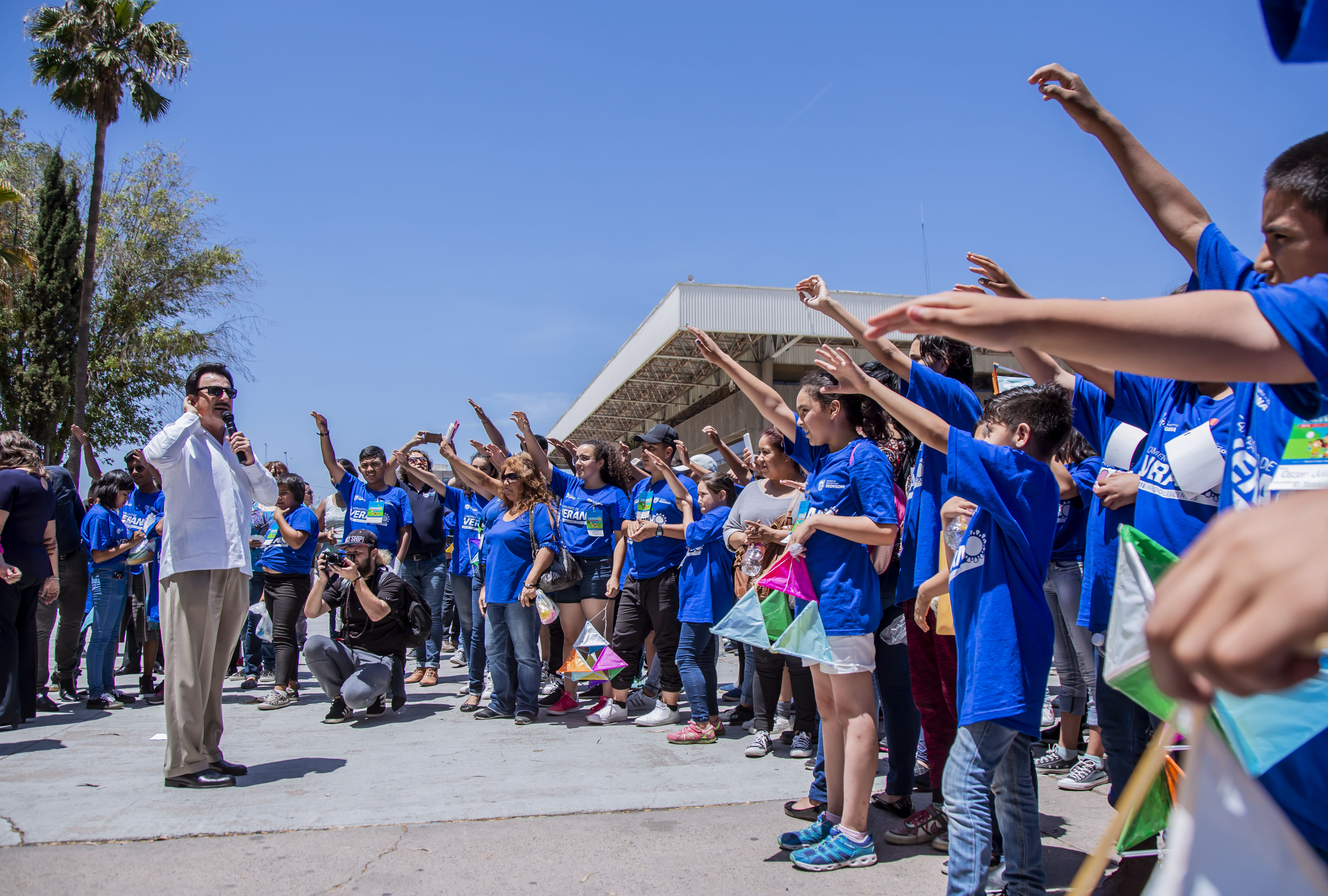 Cientos de jóvenes participan en actividad de vuelo de papalotes