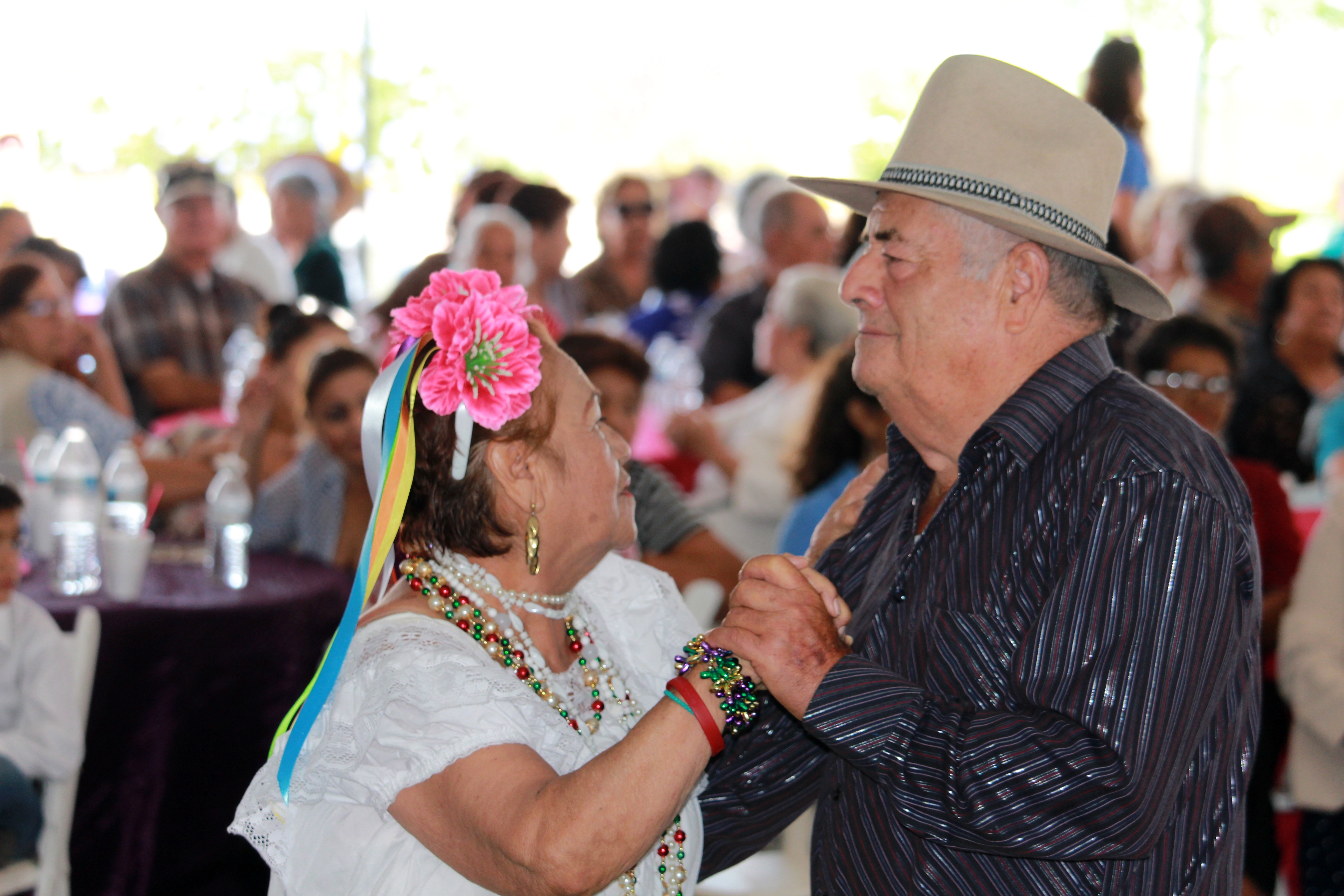 Celebra DIF Municipal a 600 adultos mayores de Playas de Rosarito en el día del abuelo