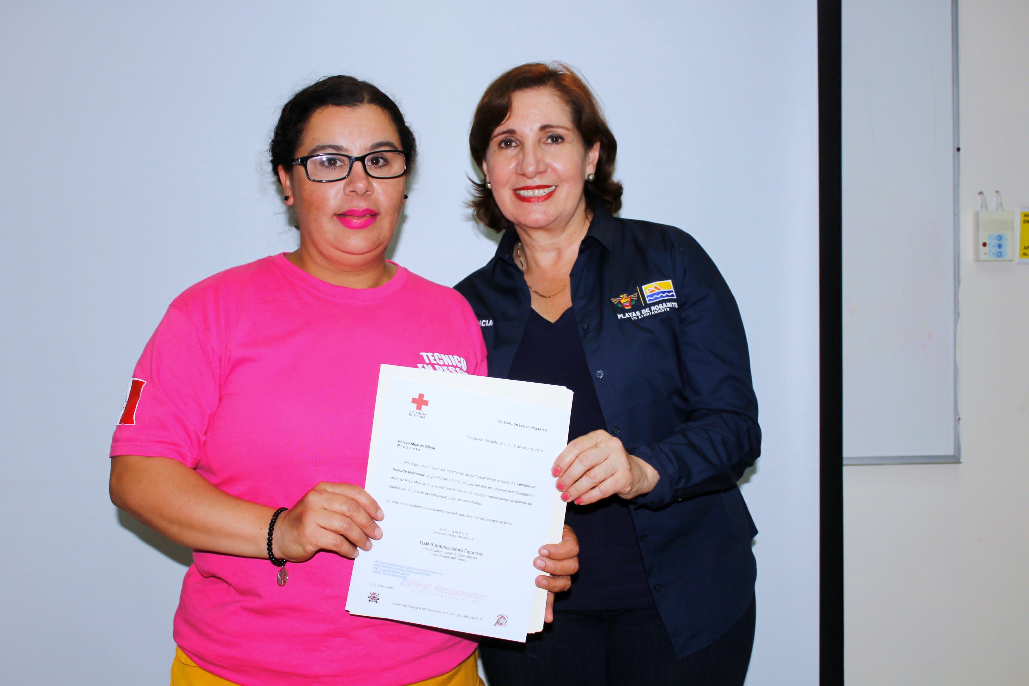 Entrega Mirna Rincon Certificados de Cruz Roja a mujeres paramedicos especialistas en rescates vehiculares