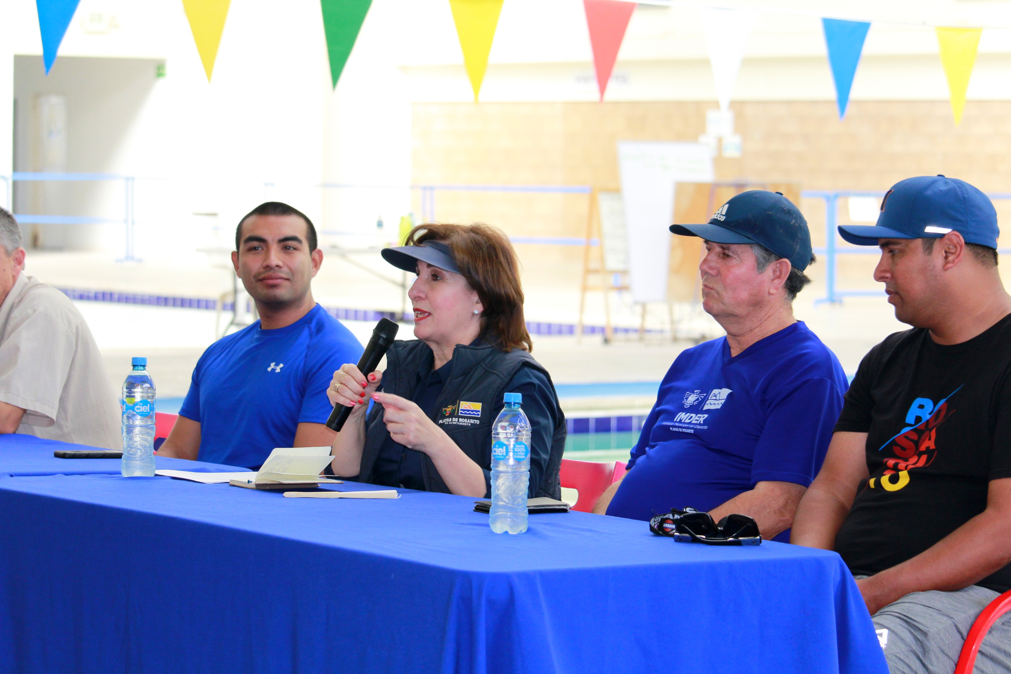 Se reune Mirna Rincon con atletas y padres de familia del centro acuático