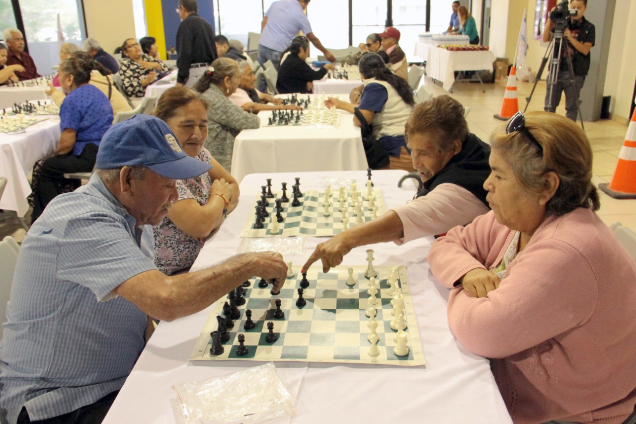 Invita DIF Tijuana a donar juegos de mesa para adultos mayores