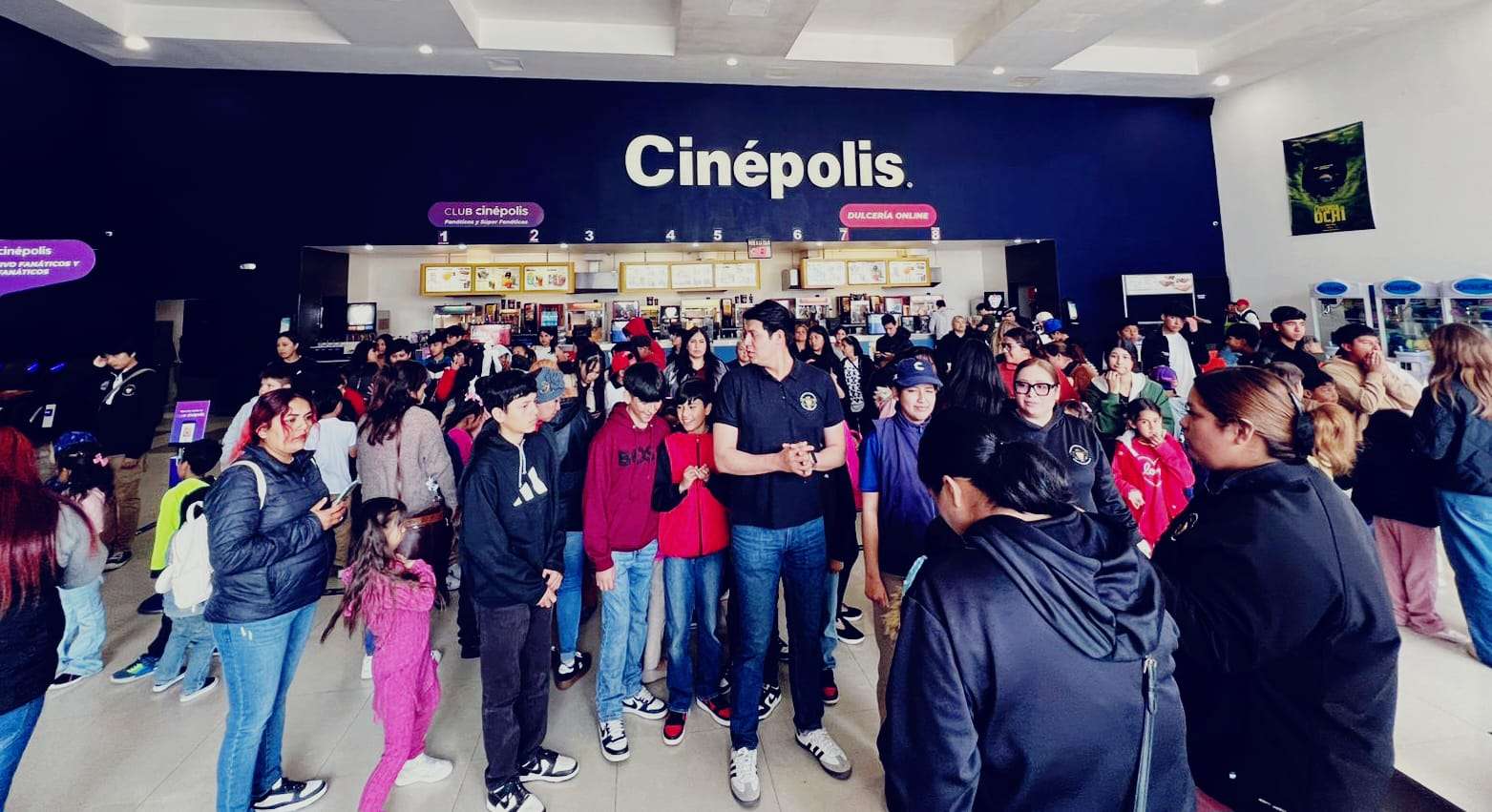 Presidenta Rocio Adame lleva al cine a niñas y niños