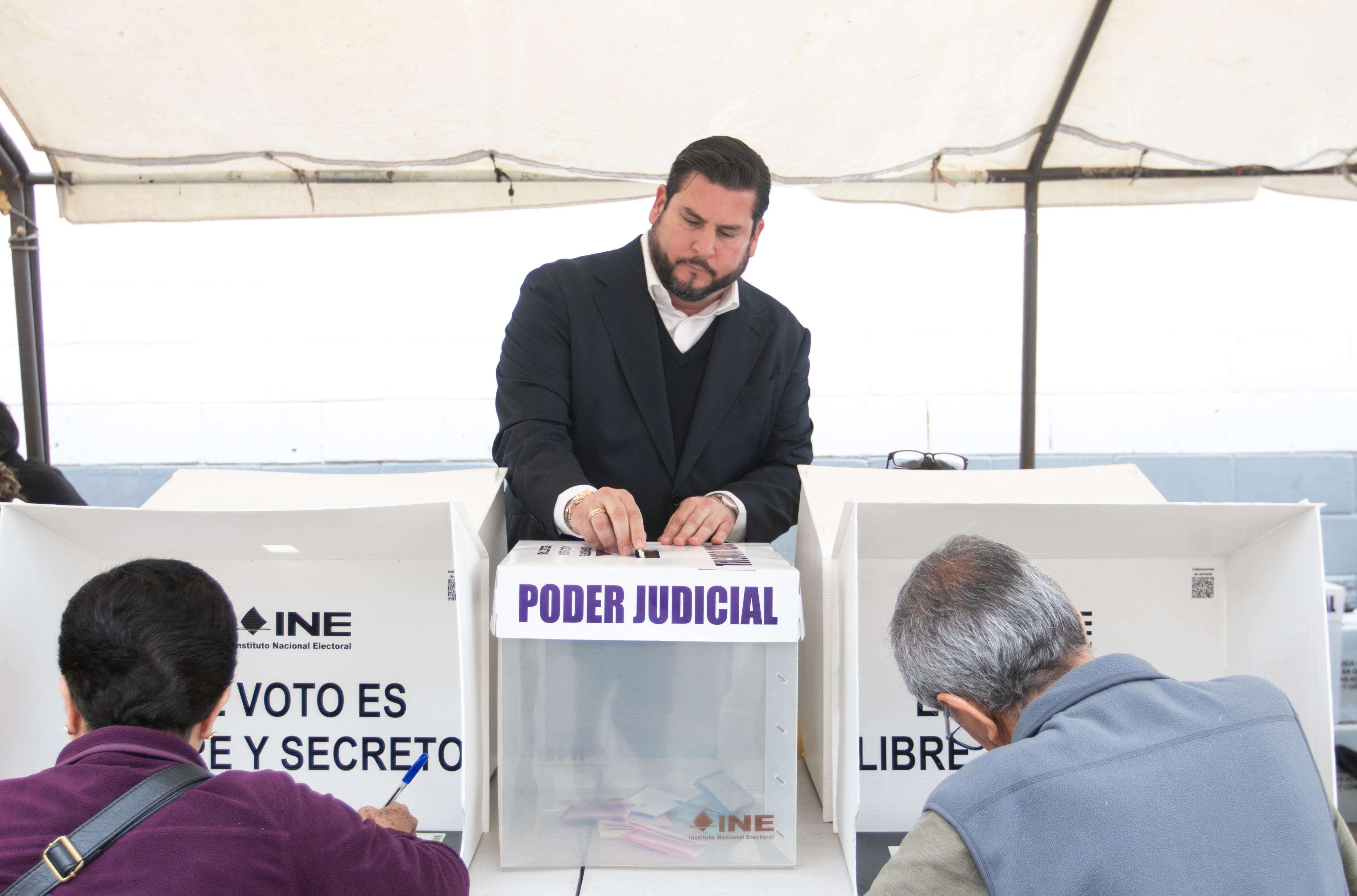 Emite presidente municipal su voto en las elecciones del Poder Judicial