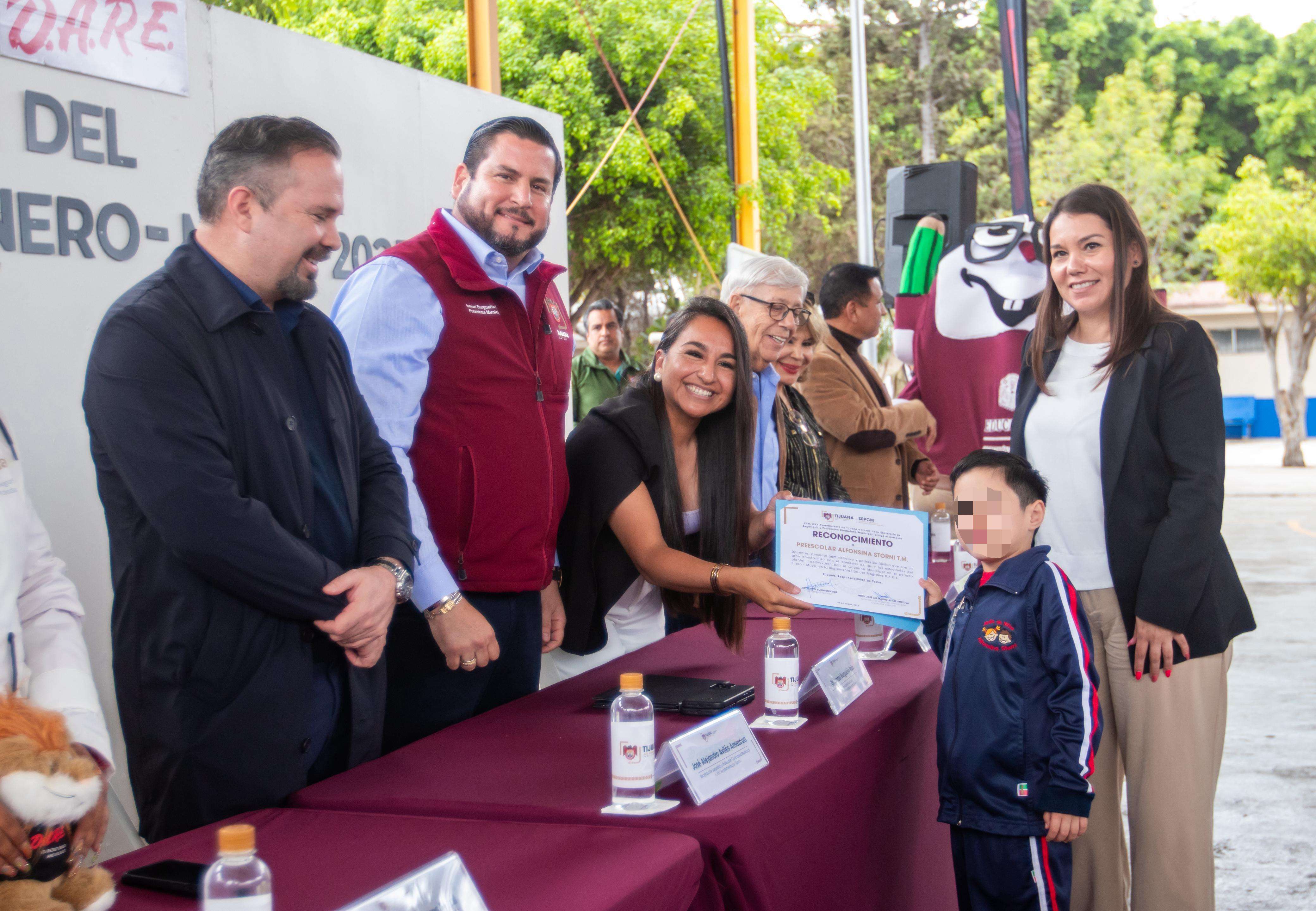 Entrega Ismael Burgueño reconocimientos del programa D.A.R.E.