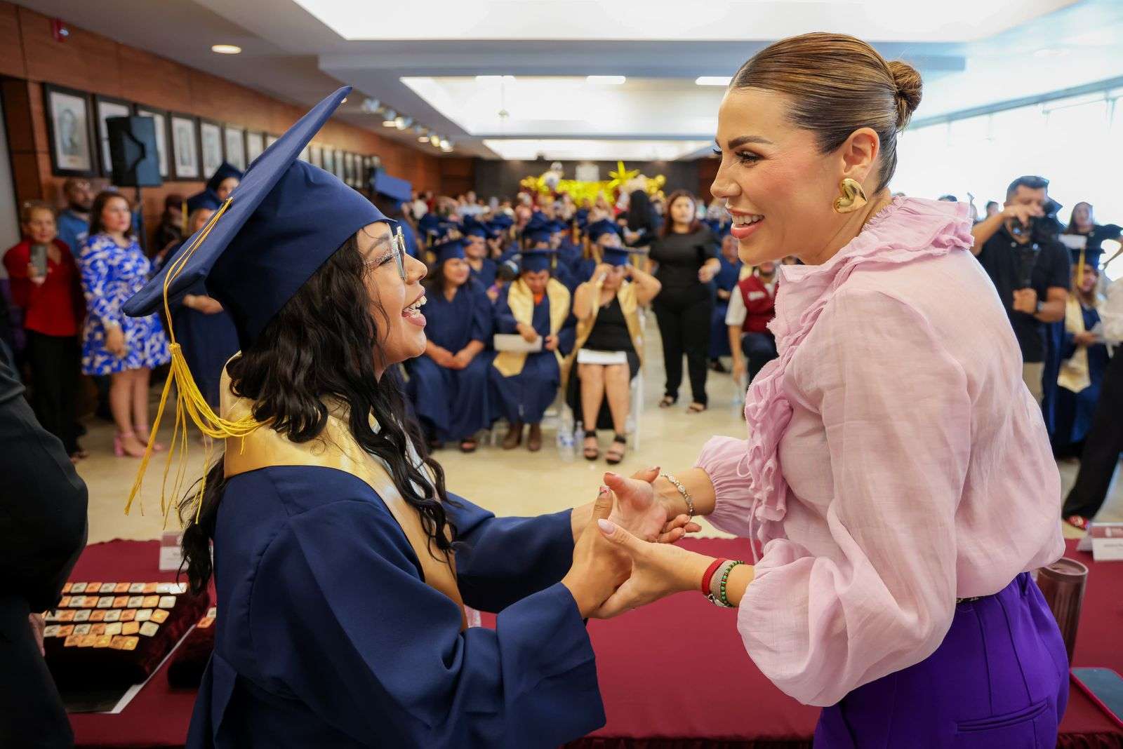 SE GRADUARON DE BACHILLERATO USUARIAS DE TARJETA VIOLETA