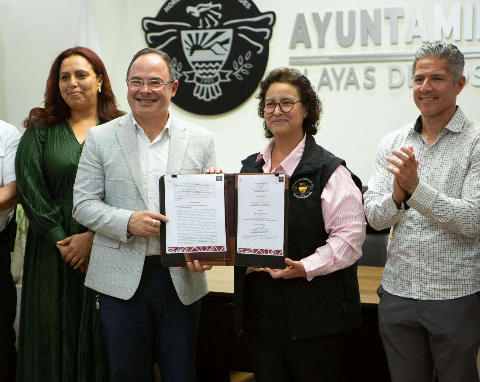 Rocio Adame firma convenio con patronato Pro Bomberos