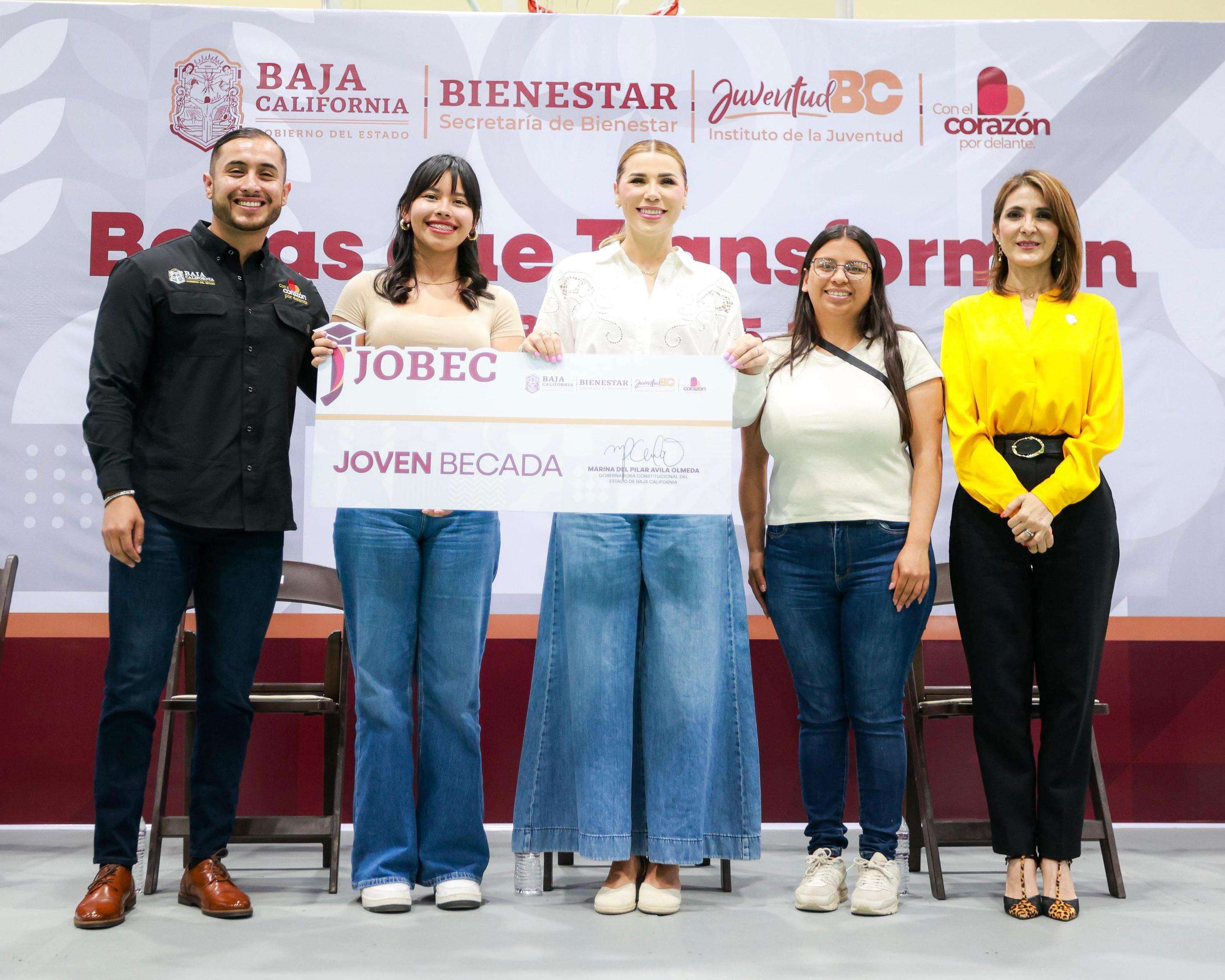 RESPALDA GOBERNADORA A ESTUDIANTES CON “BECAS QUE TRANSFORMAN”