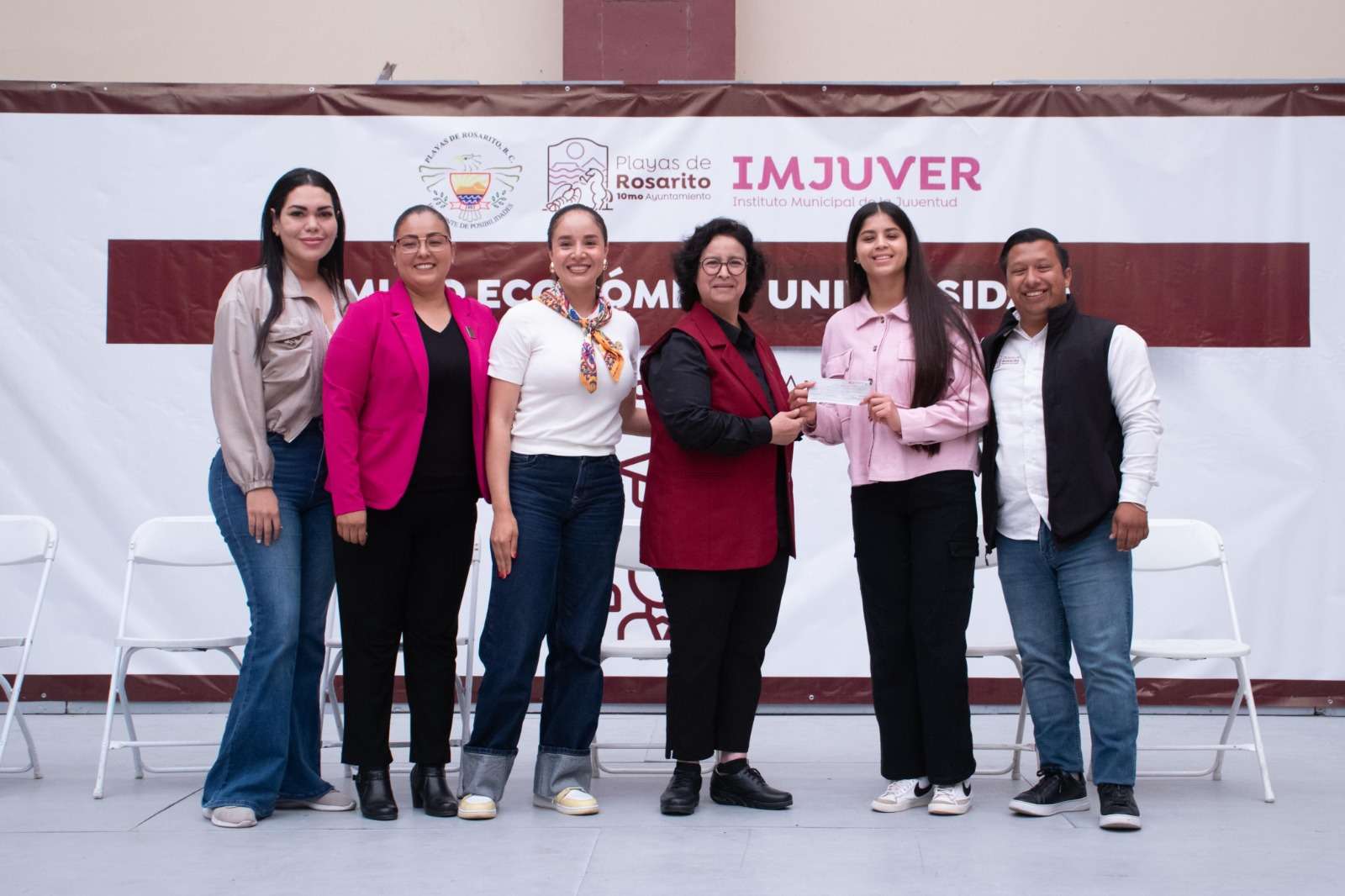 Rocio Adame entrega Apoyos Económicos a Universitarios